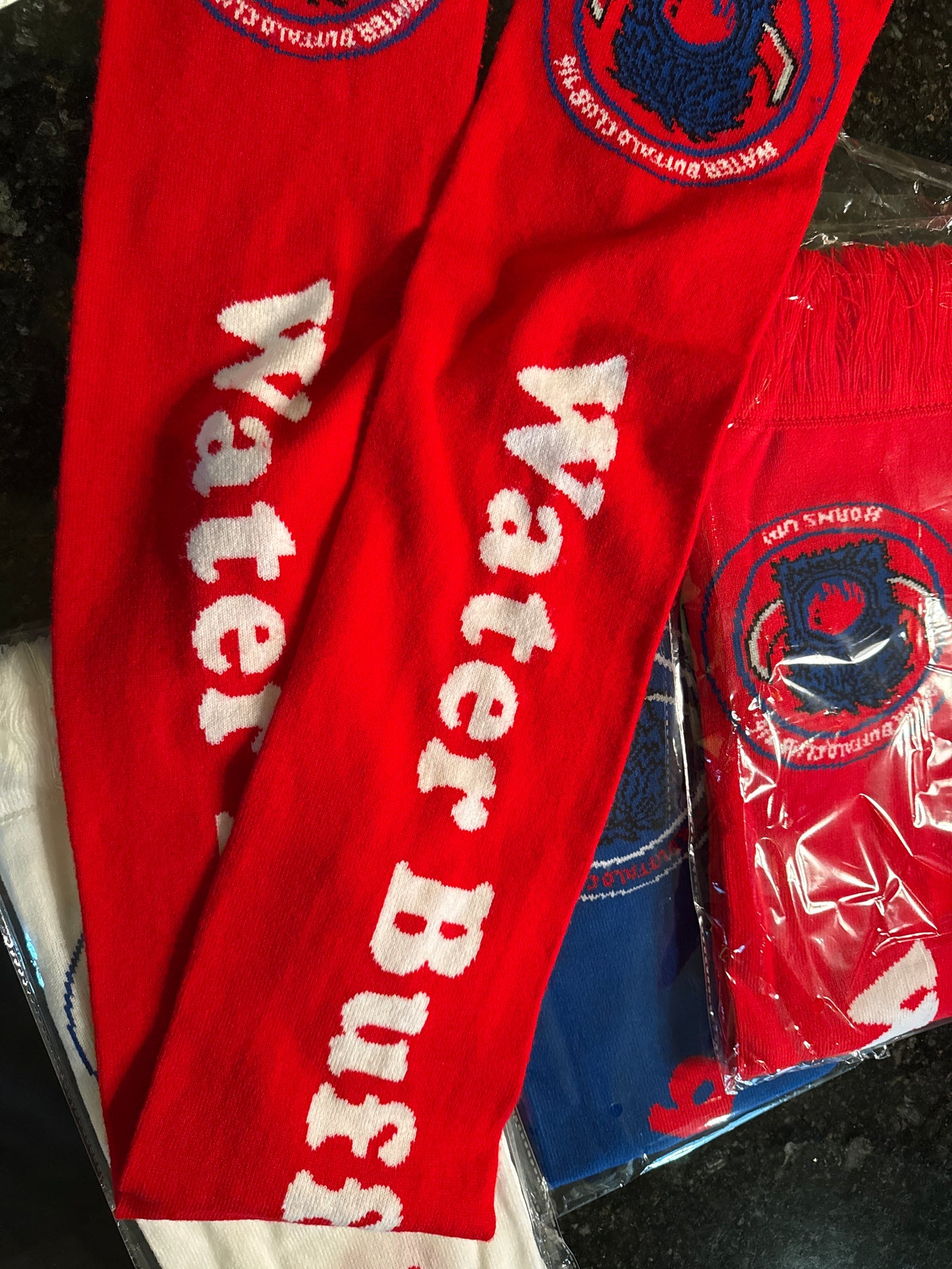 Scarf in red, white or blue