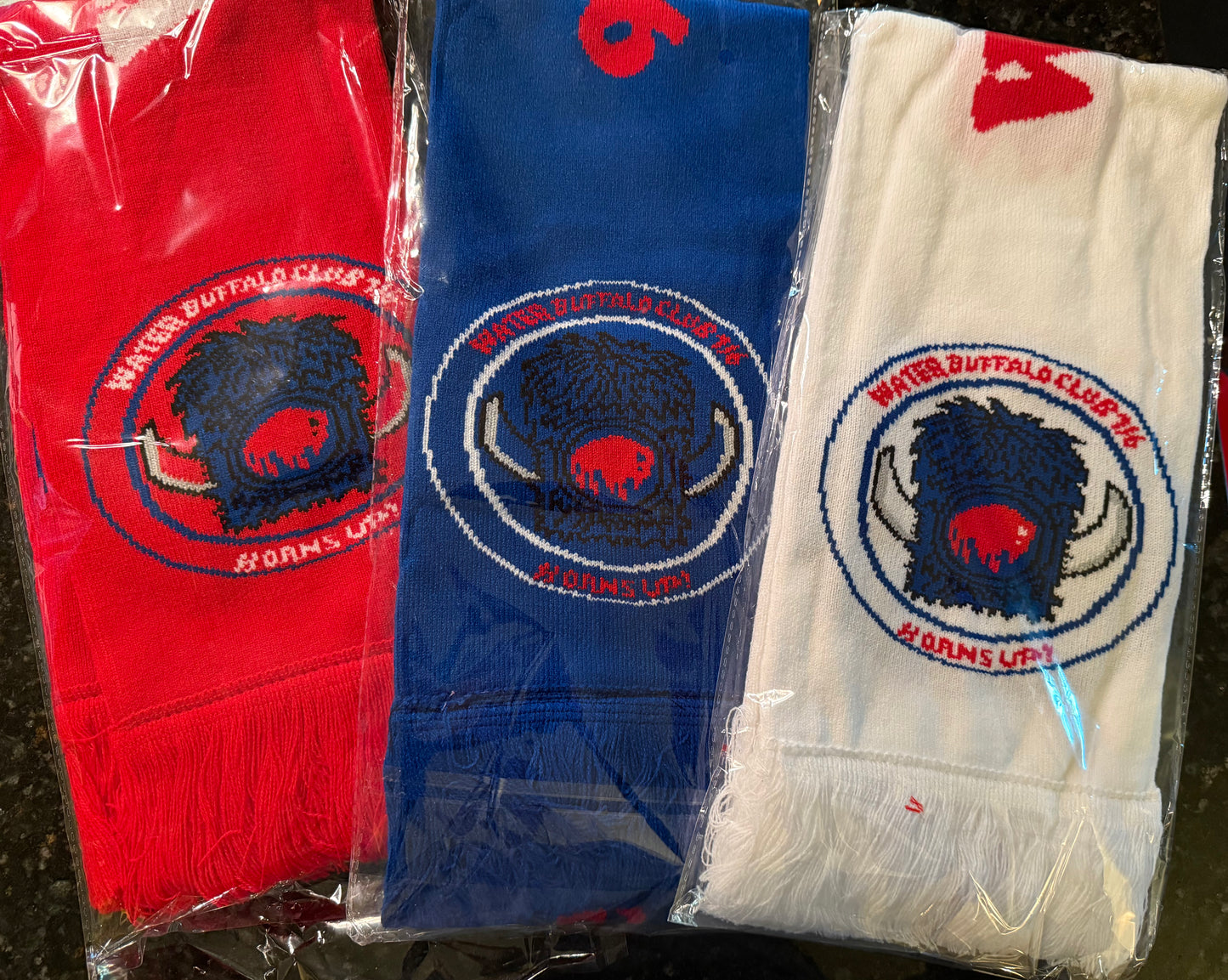 Scarf in red, white or blue